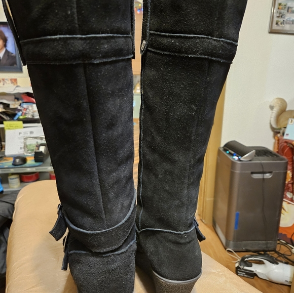 BEARPAW Tall Suede Wedge Boots, Thick Wool Lining and Sheepskin Footbed. - Picture 9 of 9